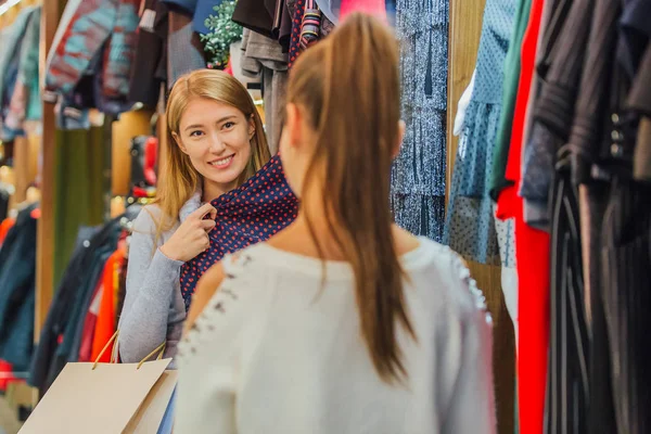 Young girls in the store bought things. — Stock Photo, Image