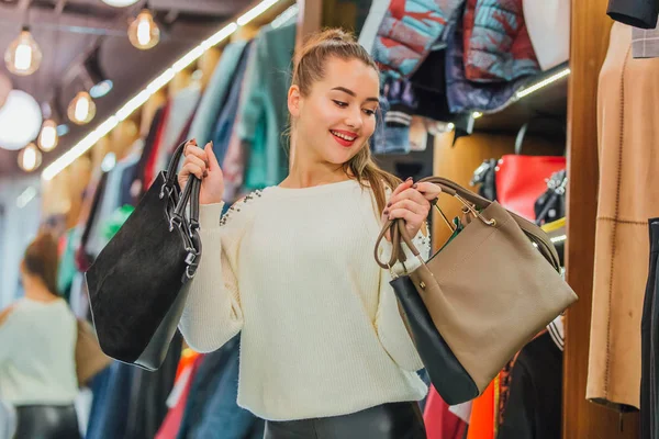 A fiatal lány a boltban találtam a zsákokat, hogy szeressék — Stock Fotó