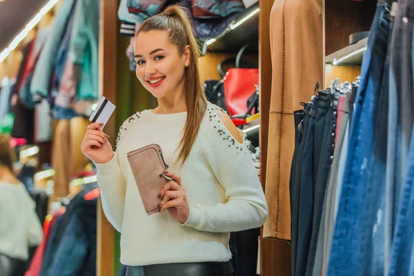 Jovencita en la tienda. Siéntete bien, sonriendo y riendo . — Foto de Stock