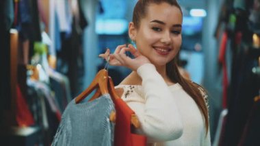 Genç bir kız bir sürü şey mağaza satın aldı..