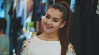 İyi şeyler onun yeni deposunda bulunan genç kız.