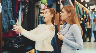 Modern bir mağazada farklı şeyler modern bir şey seçmek çalışıyor görünüyor.