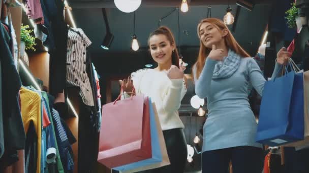 Chicas jóvenes compraron un montón de cosas en la tienda . — Vídeos de Stock