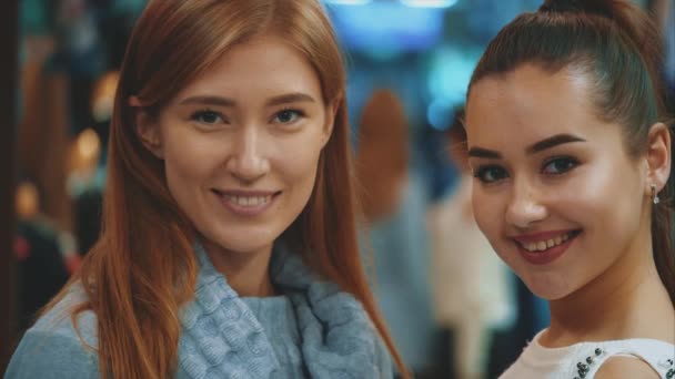 Happy young girls at the mall. Friends have a lot of fun together. During this time I found discounts on things that I liked. — Stock Video
