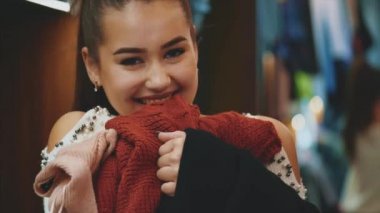 Genç bir kız mağazada alışveriş.