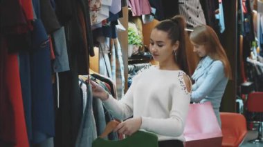 Uygun dolap kendisi için güzel bir Bayan giyim mağazası seçer.