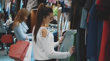 Uygun dolap kendisi için güzel bir Bayan giyim mağazası seçer.