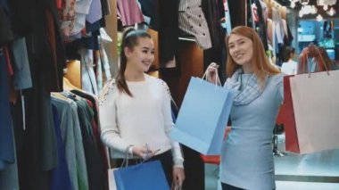 Kestane ve hafif saç çarpıcı mutlu kızlar.