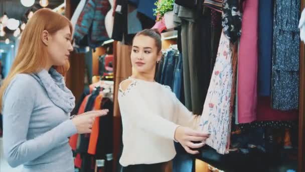 När en ung flicka går till butiken, har hon en önskan att hitta en outfit. — Stockvideo