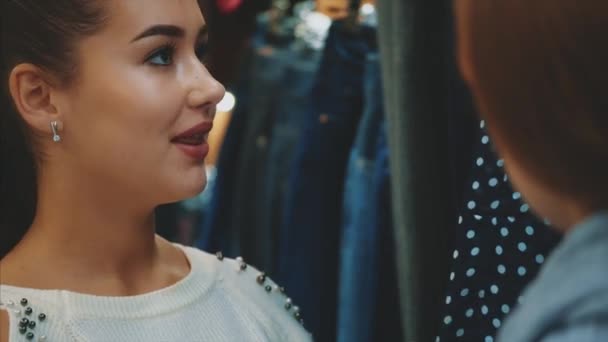 Jovens mulheres bonitas no mercado de roupas semanais são os melhores amigos . — Vídeo de Stock