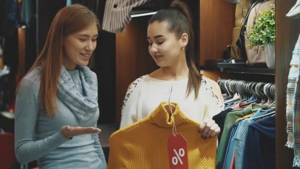 Happy young girls at the mall. Friends have a lot of fun together. — Stock Video