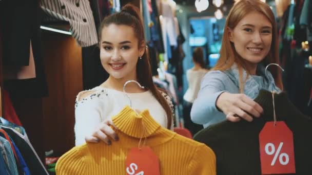 Chicas jóvenes felices en el centro comercial. Los amigos se divierten mucho juntos. . — Vídeo de stock