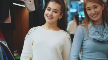 Mutlu genç kızlar alışveriş merkezinde. Birlikte eğlenceli bir sürü arkadaş var.