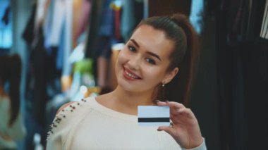 Genç kız alışveriş ve kredi kartı ile alışveriş.