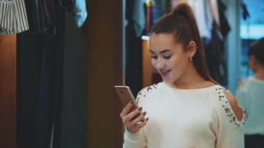 Kız bu alışveriş torbaları ile sephi bir sürü yaptı çok sevindi.