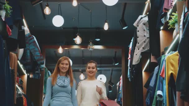 Dos Hermosas Mujeres Jóvenes Disfrutando Las Compras Tienda Están Muy — Vídeos de Stock