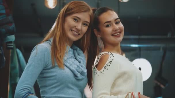 店で買い物を楽しんで、2 つの美しい若い女性はショッピングの巨大な喜びを受け取る非常に興奮しています。. — ストック動画