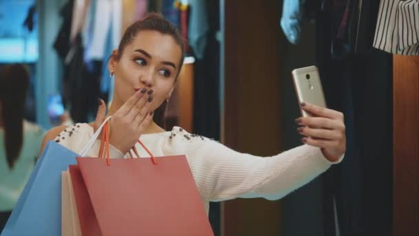 La chica está tan contenta de haber hecho muchas compras. . — Vídeo de stock