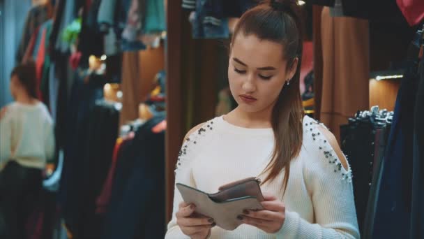 Nachdem sie im Laden Dinge gefunden hatte, die dem jungen Mädchen gefielen, beschloss sie, sie zu kaufen.. — Stockvideo