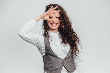 Genç bir adam elini olumlu bir tutum ifade ile beyaz bir gömlek ile.