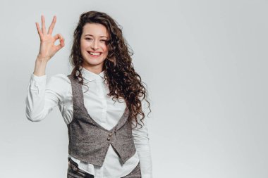 Genç bir adam elini olumlu bir tutum ifade ile beyaz bir gömlek ile.