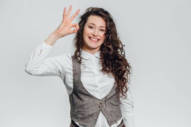 Genç bir adam elini olumlu bir tutum ifade ile beyaz bir gömlek ile.