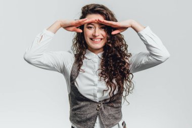 Genç bir adam elini olumlu bir tutum ifade ile beyaz bir gömlek ile.