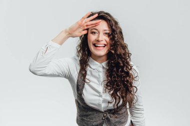 Genç bir adam elini olumlu bir tutum ifade ile beyaz bir gömlek ile.