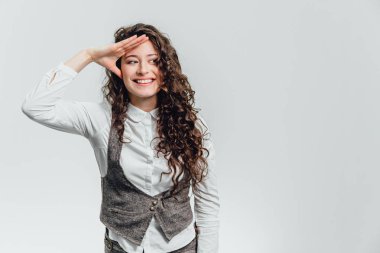 Genç bir adam elini olumlu bir tutum ifade ile beyaz bir gömlek ile.