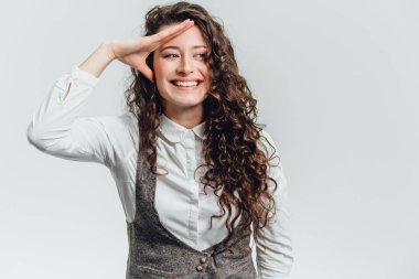 Genç bir adam elini olumlu bir tutum ifade ile beyaz bir gömlek ile.