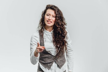 Genç bir adam elini değil olumlu bir tutum ifade ile beyaz bir gömlek ile.