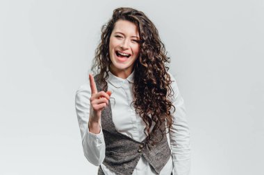 Genç bir adam elini değil olumlu bir tutum ifade ile beyaz bir gömlek ile.