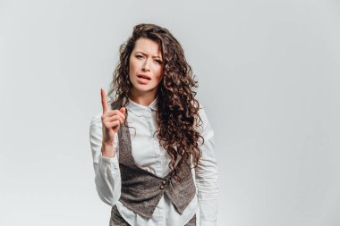 Genç bir adam elini değil olumlu bir tutum ifade ile beyaz bir gömlek ile.