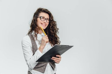 Mutlu güzel genç iş kadını ayakta. Pano beyaz arka plan üzerinde tutan .