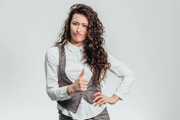 Retrato de mulher de negócios atraente no fundo branco. Com muito espaço de cópia. Com um belo cabelo encaracolado , — Fotografia de Stock