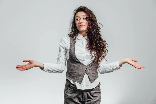 Retrato de mulher de negócios atraente no fundo branco. Com muito espaço de cópia. Com cabelo encaracolado — Fotografia de Stock