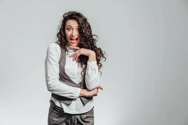 Portrait de femme d'affaires attrayante sur fond blanc. Avec beaucoup d'espace de copie. Avec de beaux cheveux bouclés . — Photo