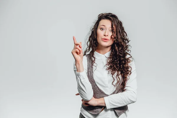 Portrait de femme d'affaires attrayante sur fond blanc. Avec beaucoup d'espace de copie. Avec de beaux cheveux bouclés — Photo