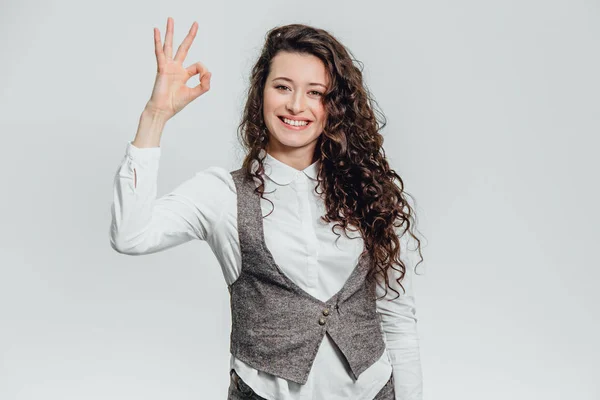 Um jovem com uma camisa branca com a mão expressando uma atitude positiva . — Fotografia de Stock