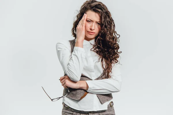 Retrato de bela mulher de negócios gesticulando dor de cabeça isolada no fundo branco com espaço de cópia área de publicidade . — Fotografia de Stock