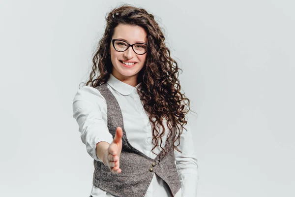 Divertido retrato de una mujer excitada en gafas de sol. Primer plano de un retrato de una joven mujer de negocios profesional hace de la expresión una cara divertida aislada sobre fondo blanco. Listo para —  Fotos de Stock