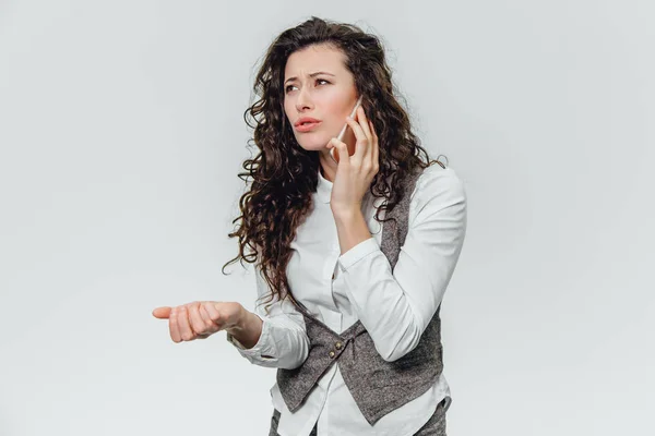 Jeune femme d'affaires avec de beaux cheveux bouclés sur un fond blanc . — Photo