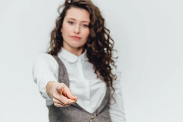 Jovem senhora de negócios com belos cabelos encaracolados em um fundo branco se alegra. Durante isso, a aula de gestos mostra — Fotografia de Stock