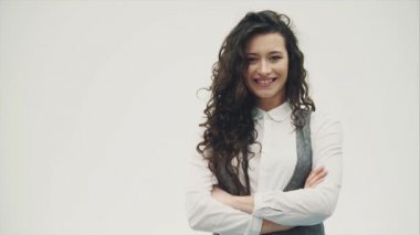 Güzel esmer genç kapalı portresi. Açık tenli bir kadın eğlence gülümseyen tüylü saç modelleri ile. Beyaz dişlerini mutlu duygu kamerada gösterilen.
