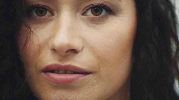 Retrato cubierto de hermosa morena joven. Una mujer de piel clara con peinados peludos sonriendo divertido. Mostrando sus dientes blancos en la cámara, sintiéndose felices . — Vídeo de stock