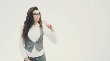 Genç enerjik muhteşem iş kız gözlüklü beyaz arka plan üzerinde. Farklı yönlere elleri kaldırma.