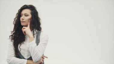 Güzel bir genç esmer portresi. Eğlence gülümseyen tüylü saç modelleri açık tenli kızla.