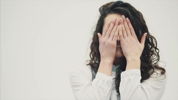 Gros plan portrait d'une jeune femme d'affaires brune surprise. Fermez votre visage avec vos mains et ouvrez en révélant différentes émotions . — Video