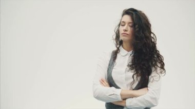 Yakın çekim bir sürpriz genç güzel esmer iş kadın portresi. Beyaz bir arka plan üzerinde.