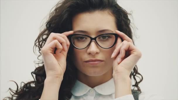 Close-up portret van een verrast jonge mooie brunette zakenvrouw. Mond en ogen worden geopend in glazen. — Stockvideo